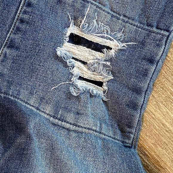 SNEAK PEEK | Mid-rise Distressed Patch Jeans - Picture 6 of 6
